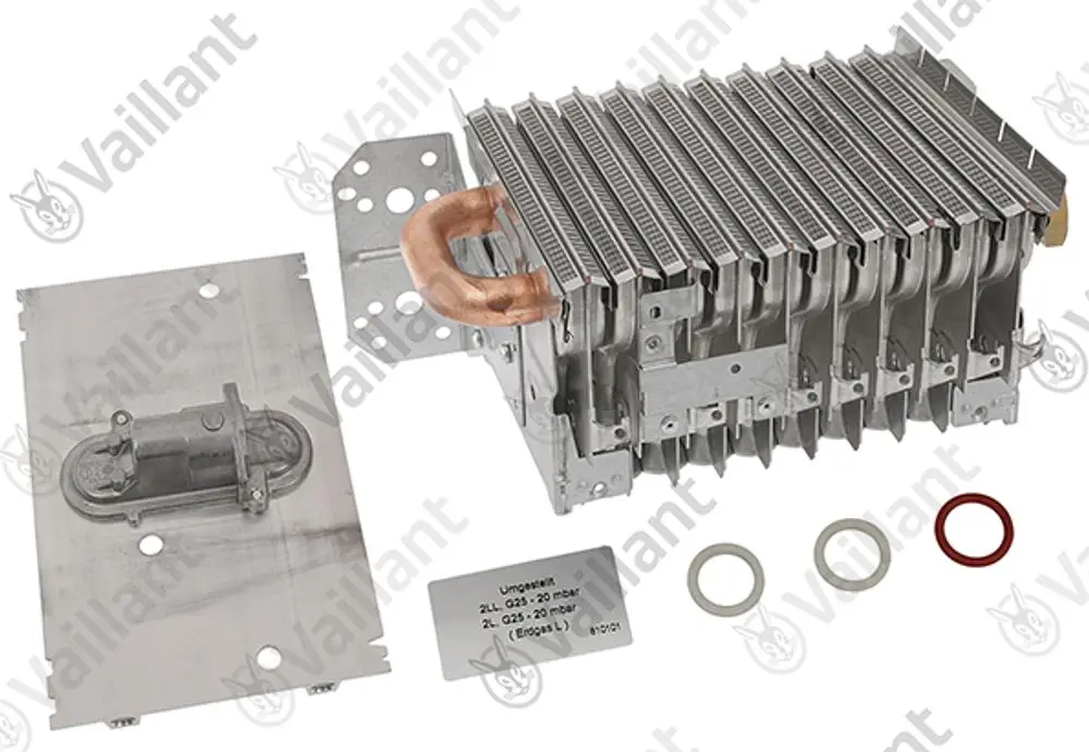 Vaillant Brenner mit mehreren Rippen aus Metall, einer Kupferrohre und einem verbundenen Bauteil. Mehrere O-Ringe sind ebenfalls sichtbar.